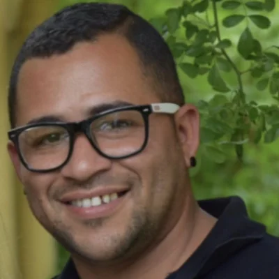 logo-icon Elvys Moya, founder of Greenspicks